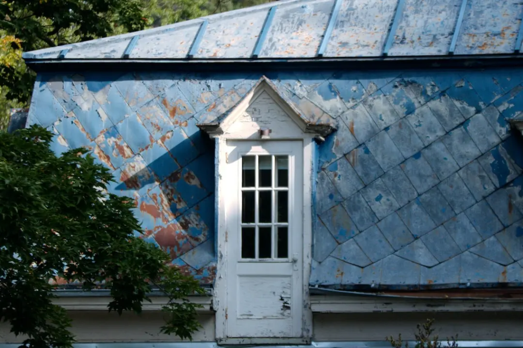 Toiture de maison faiblement isolée