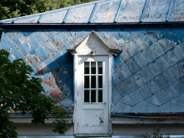 Toiture de maison faiblement isolée