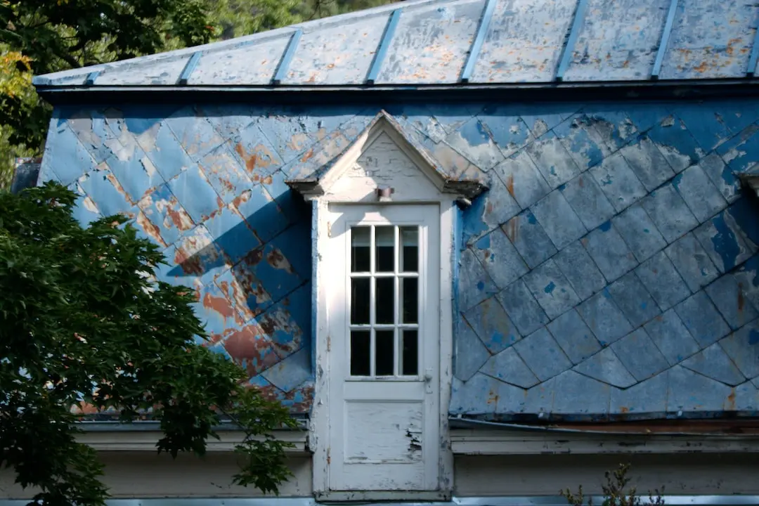 Toiture de maison faiblement isolée