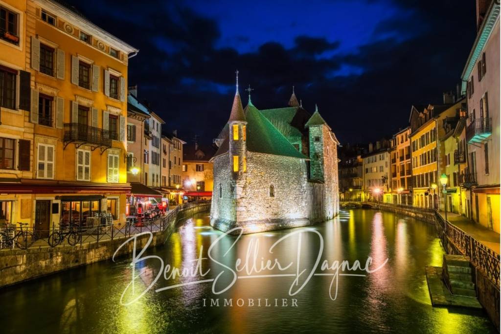 Palais de l’Île à Annecy-le-Neuf de nuit