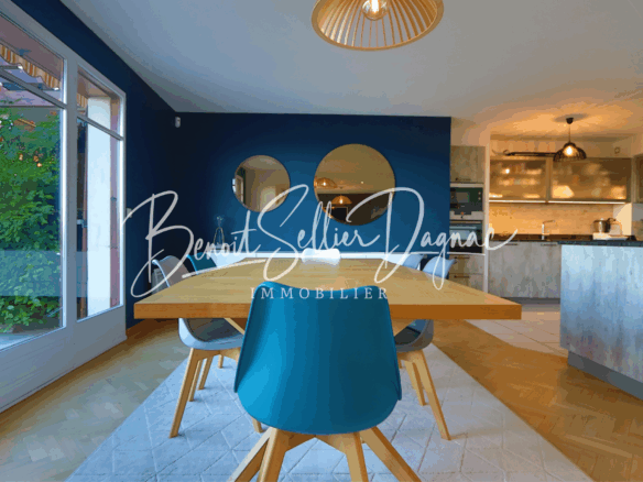 Appartement 5 pièces Annecy - cuisine ouverte moderne et salle à manger lumineuse