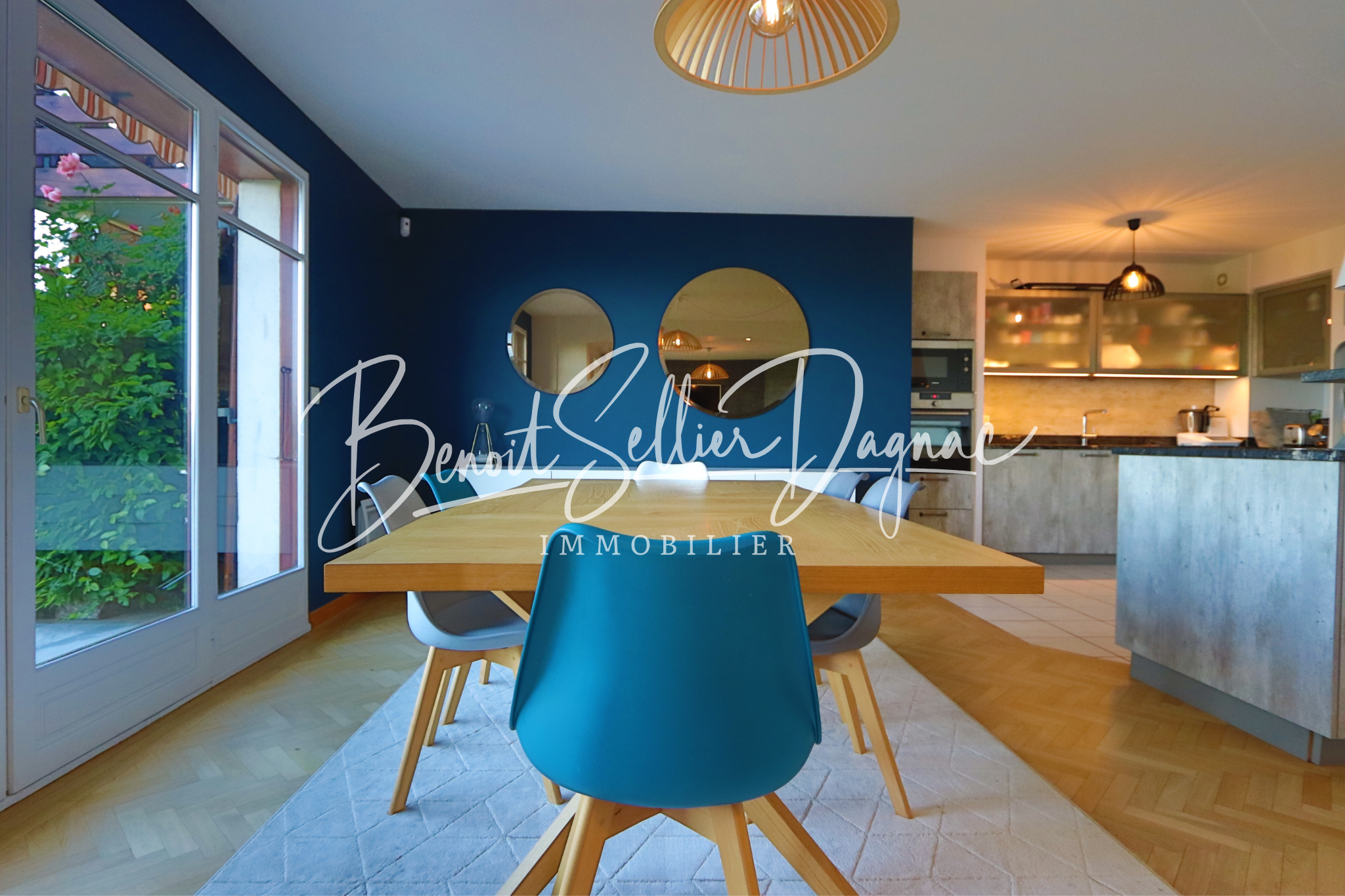 Appartement 5 pièces Annecy - cuisine ouverte moderne et salle à manger lumineuse