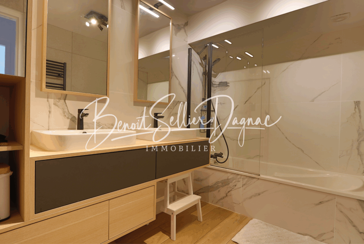 Appartement 5 pièces Annecy - salle de bains moderne avec baignoire