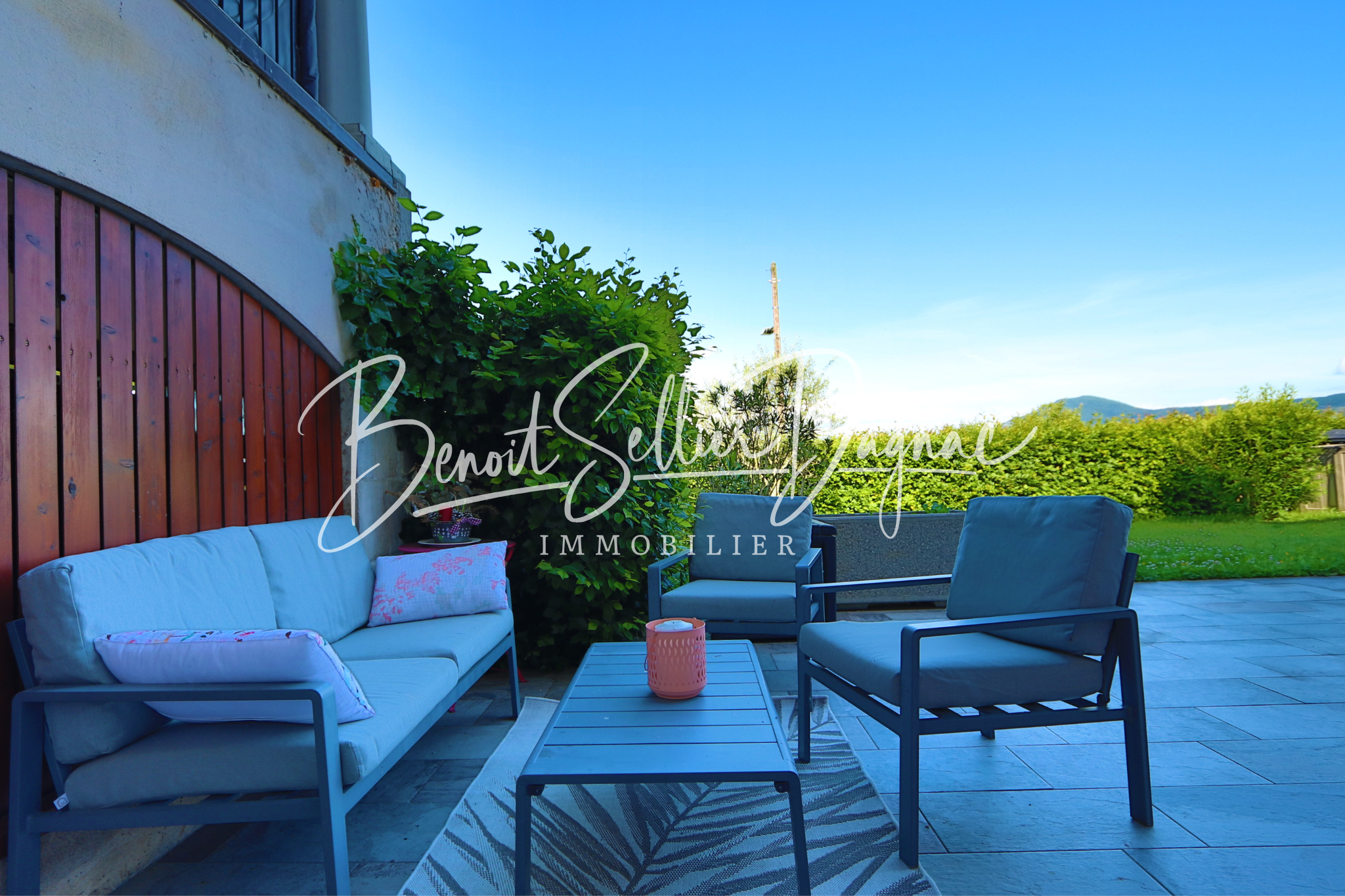 Appartement 5 pièces Annecy - salon de jardin avec vue montagnes