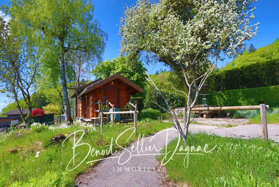 Chalet de jardin en bois entouré de verdure à Cuvat
