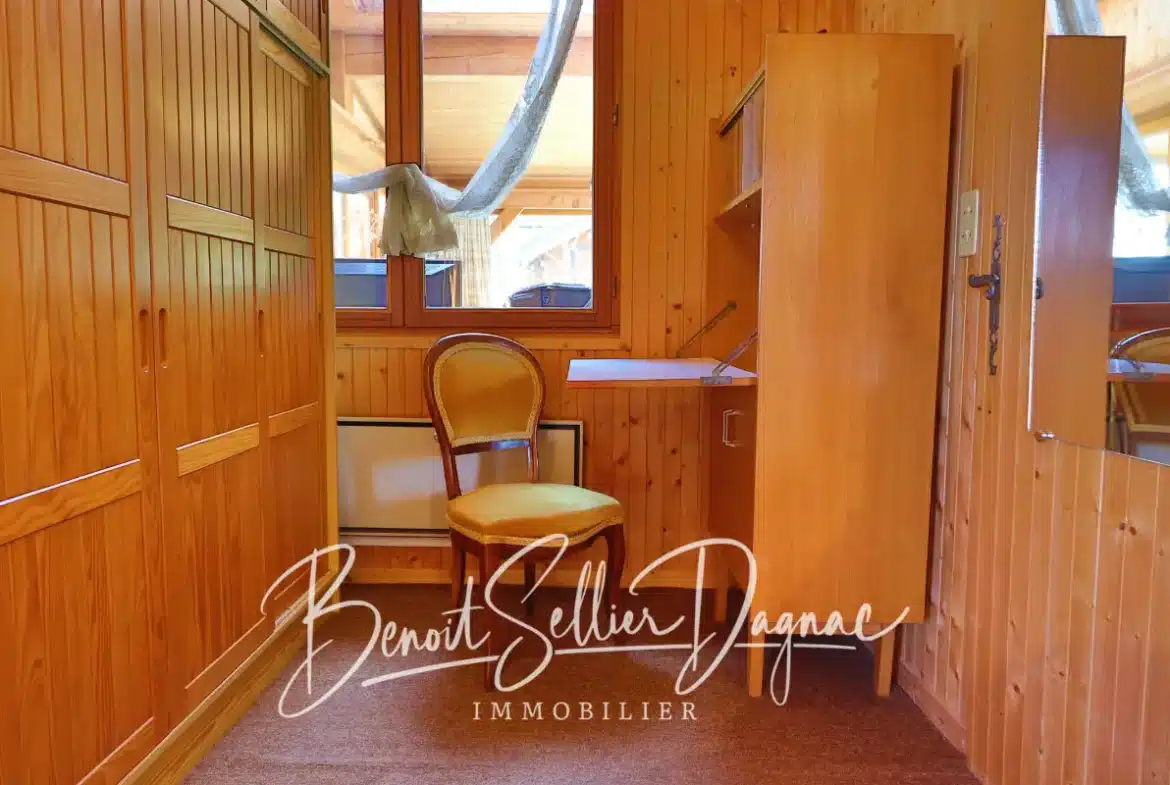 Chambre avec placards intégrés et bureau à Cuvat