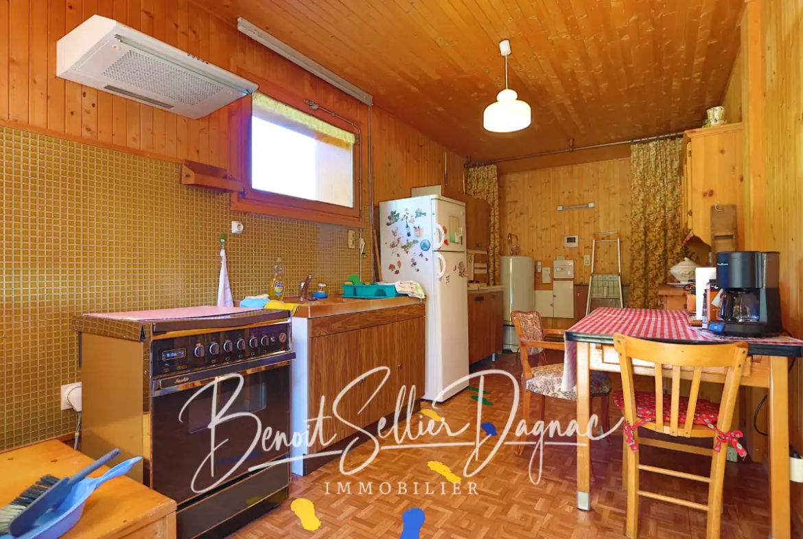 Cuisine rustique avec coin repas dans maison à Cuvat