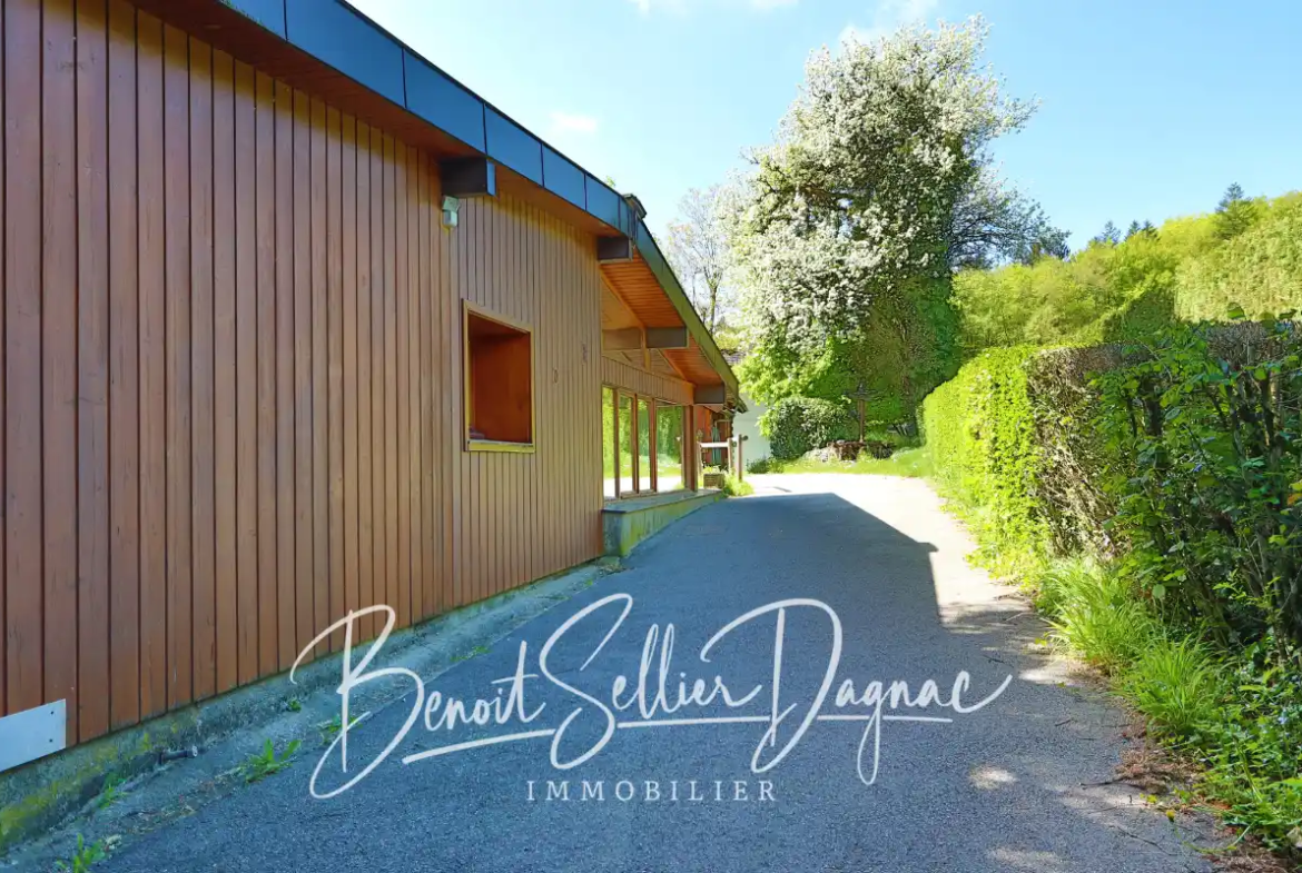 Façade latérale en bois d’une maison à Cuvat