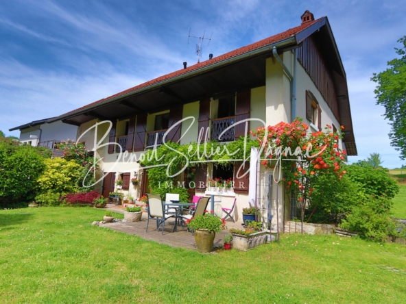Façade jardin d’une ferme à Cuvat (74350), terrasse et rosiers – Haute-Savoie, axe Annecy–Genève