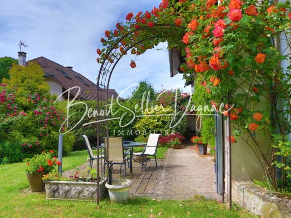 Tonnelle de rosiers menant à la terrasse d’une ferme à Cuvat, jardin paysager
