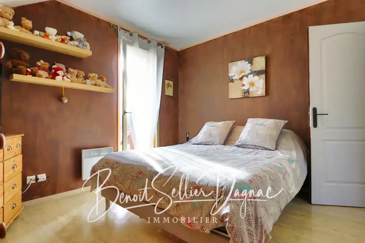 Chambre parentale avec balcon dans maison à vendre à Aviernoz proche Annecy