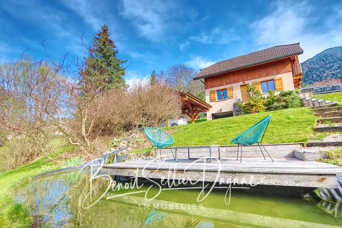Maison à vendre à Aviernoz proche Annecy avec grand jardin, mare et vue sur les montagnes