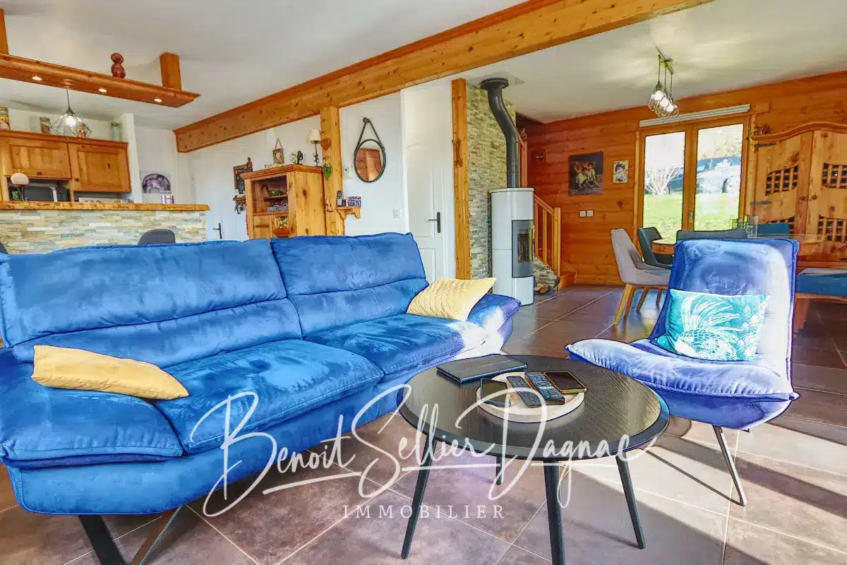 Salon lumineux avec poêle et vue jardin dans maison à vendre à Aviernoz proche Annecy