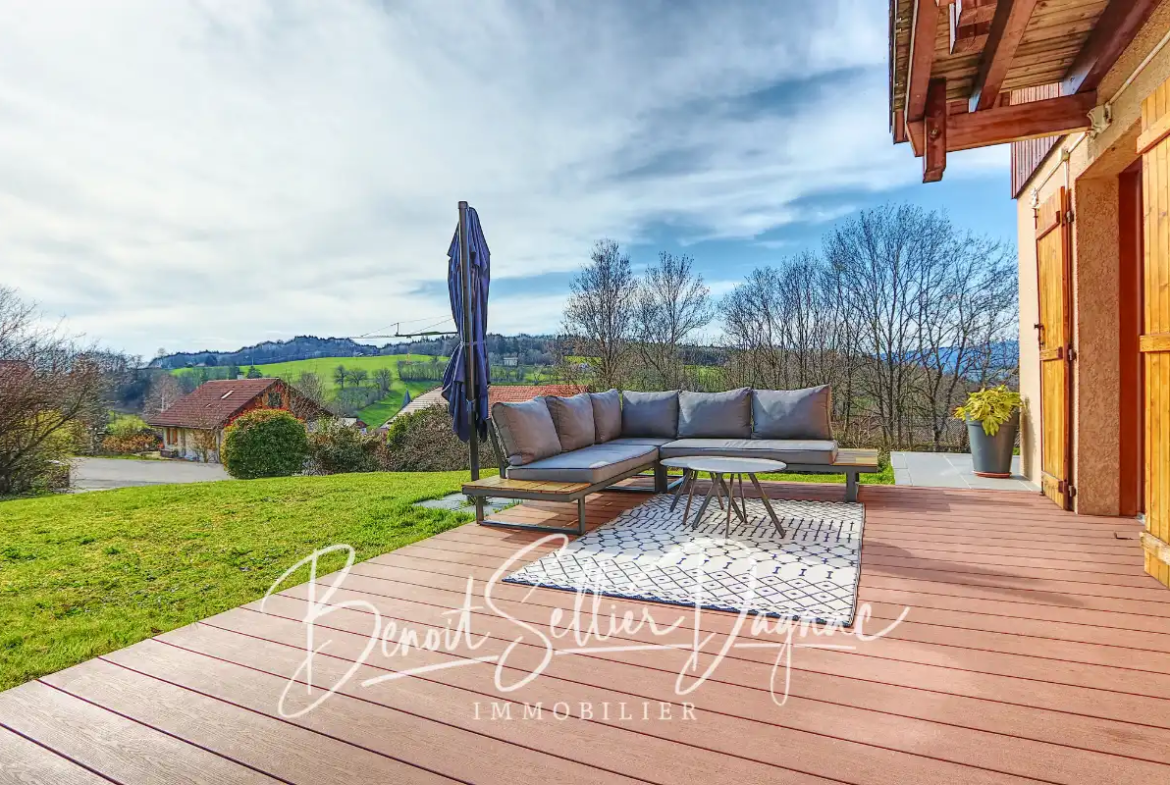 Terrasse panoramique avec vue sur collines dans maison à vendre à Aviernoz proche Annecy