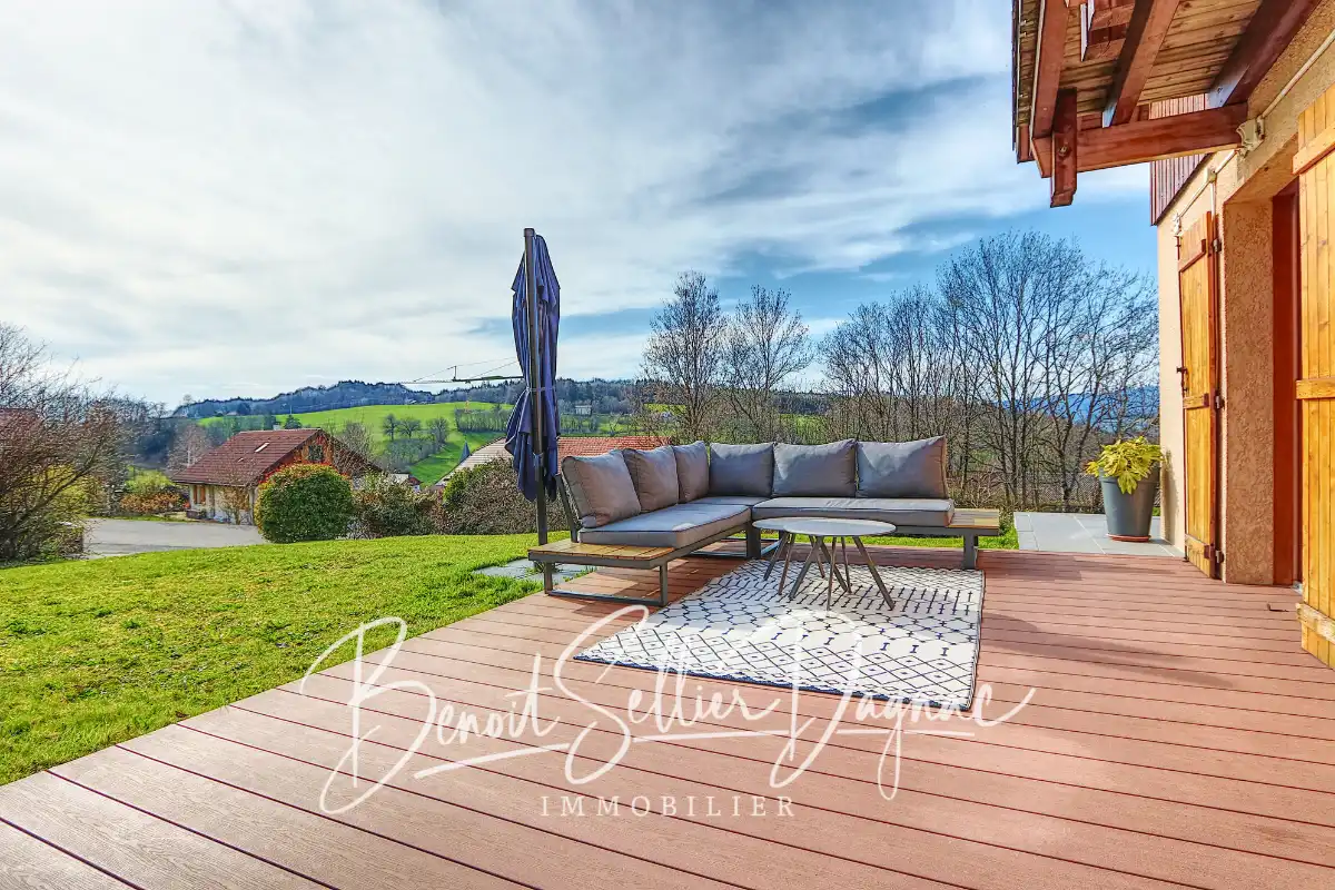 Terrasse panoramique avec vue sur collines dans maison à vendre à Aviernoz proche Annecy