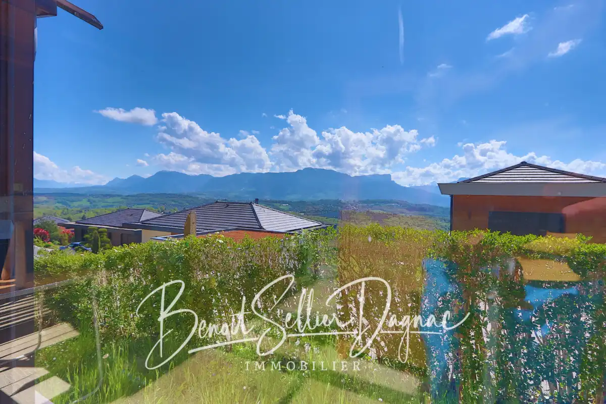 Vue dégagée sur les montagnes depuis le jardin d’une maison à Cuvat