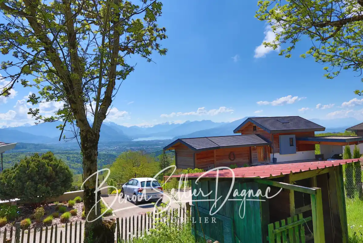Vue sur le lac et les montagnes depuis l’extérieur de la maison à Cuvat