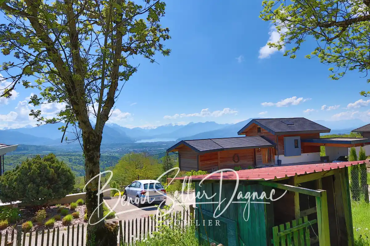 Vue sur le lac et les montagnes depuis l’extérieur de la maison à Cuvat