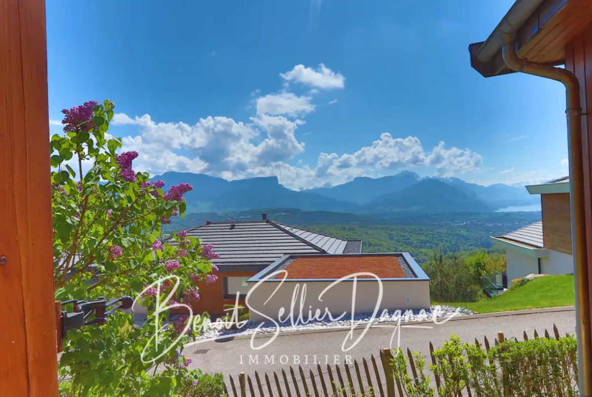 Vue panoramique sur le lac et les montagnes depuis une maison à Cuvat