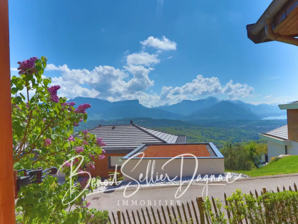 Vue panoramique sur le lac et les montagnes depuis une maison à Cuvat
