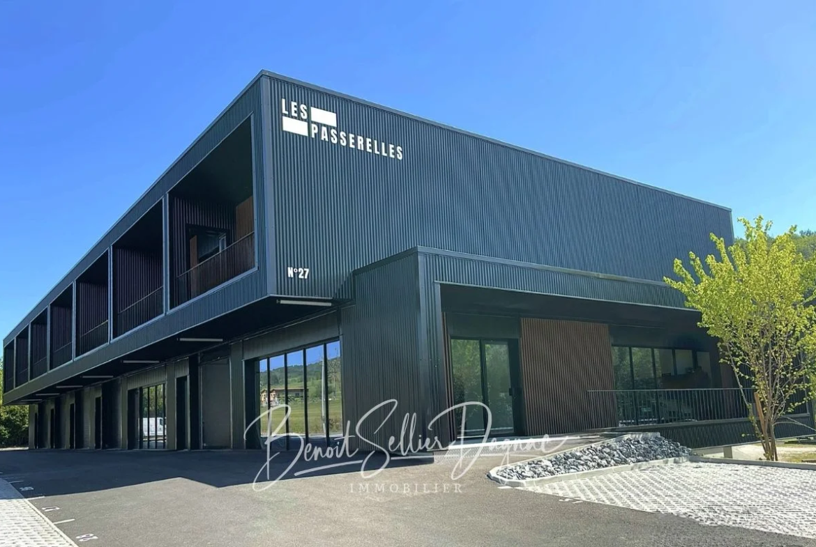 Entrée principale et enseigne du programme neuf Les Passerelles à Charvonnex