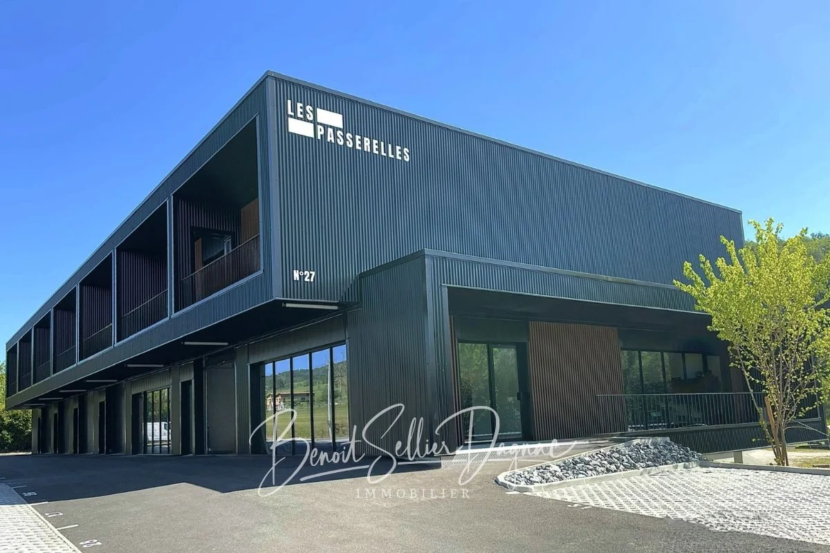 Entrée principale et enseigne du programme neuf Les Passerelles à Charvonnex