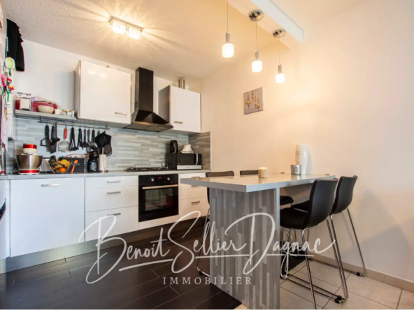 Séjour lumineux de l’appartement T2 avec accès balcon à Annecy Meythet