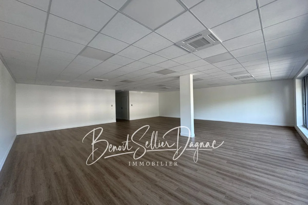grand open space lumineux bureaux neufs Argonay