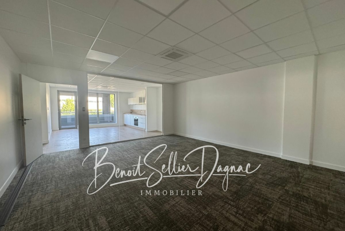 Bureaux à vendre Grand Annecy, accessibles PMR avec ascenseur et proche A41, état neuf