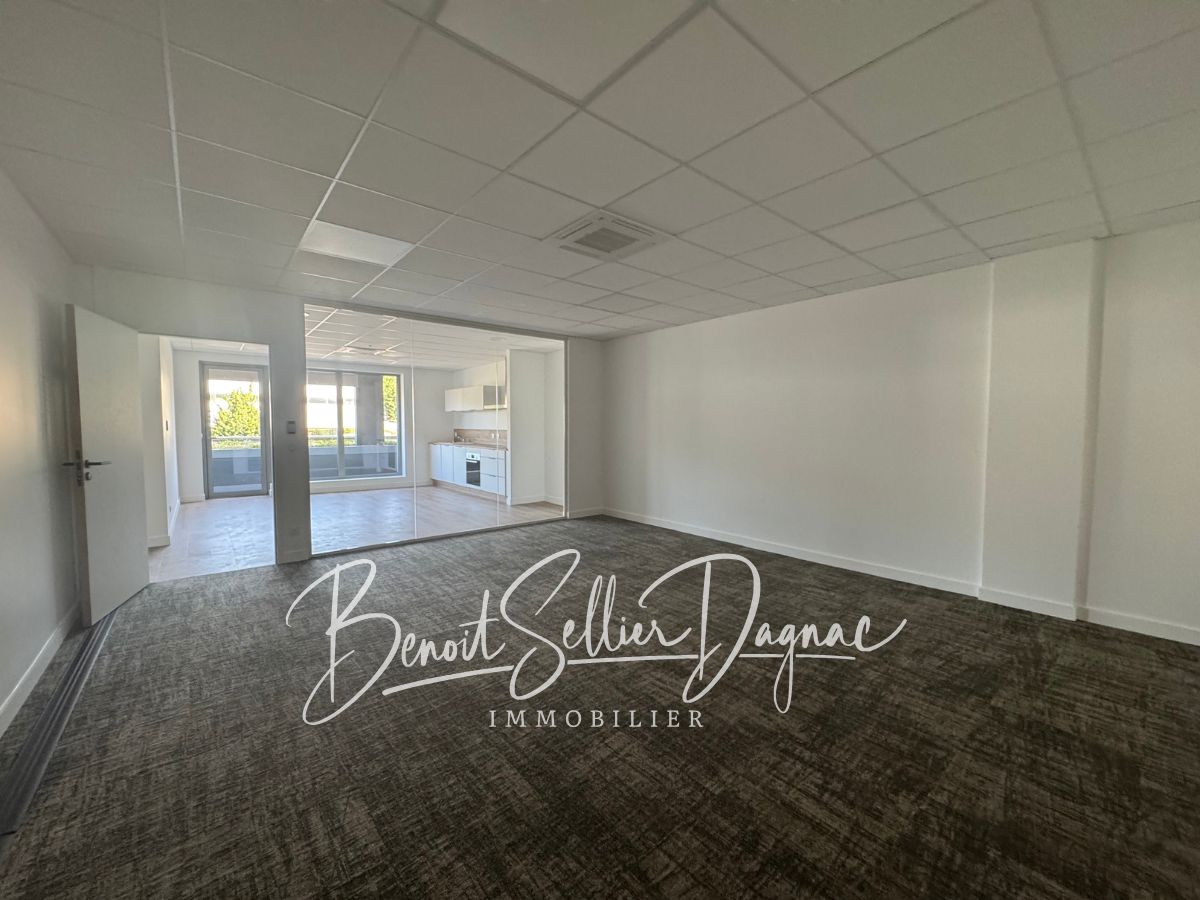 Bureaux à vendre Grand Annecy, accessibles PMR avec ascenseur et proche A41, état neuf