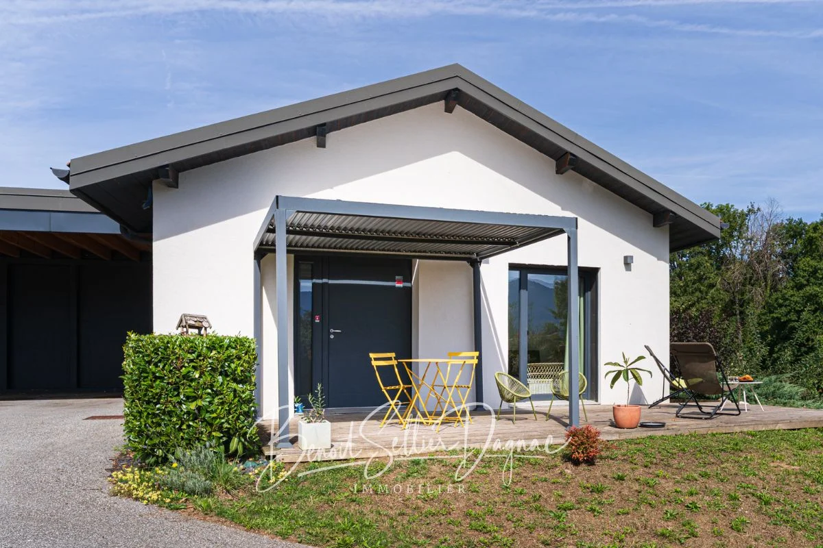 Dépendance indépendante avec terrasse dans villa à Cuvat