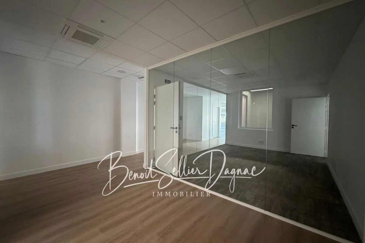 salle de réunion équipée bureaux professionnels Argonay