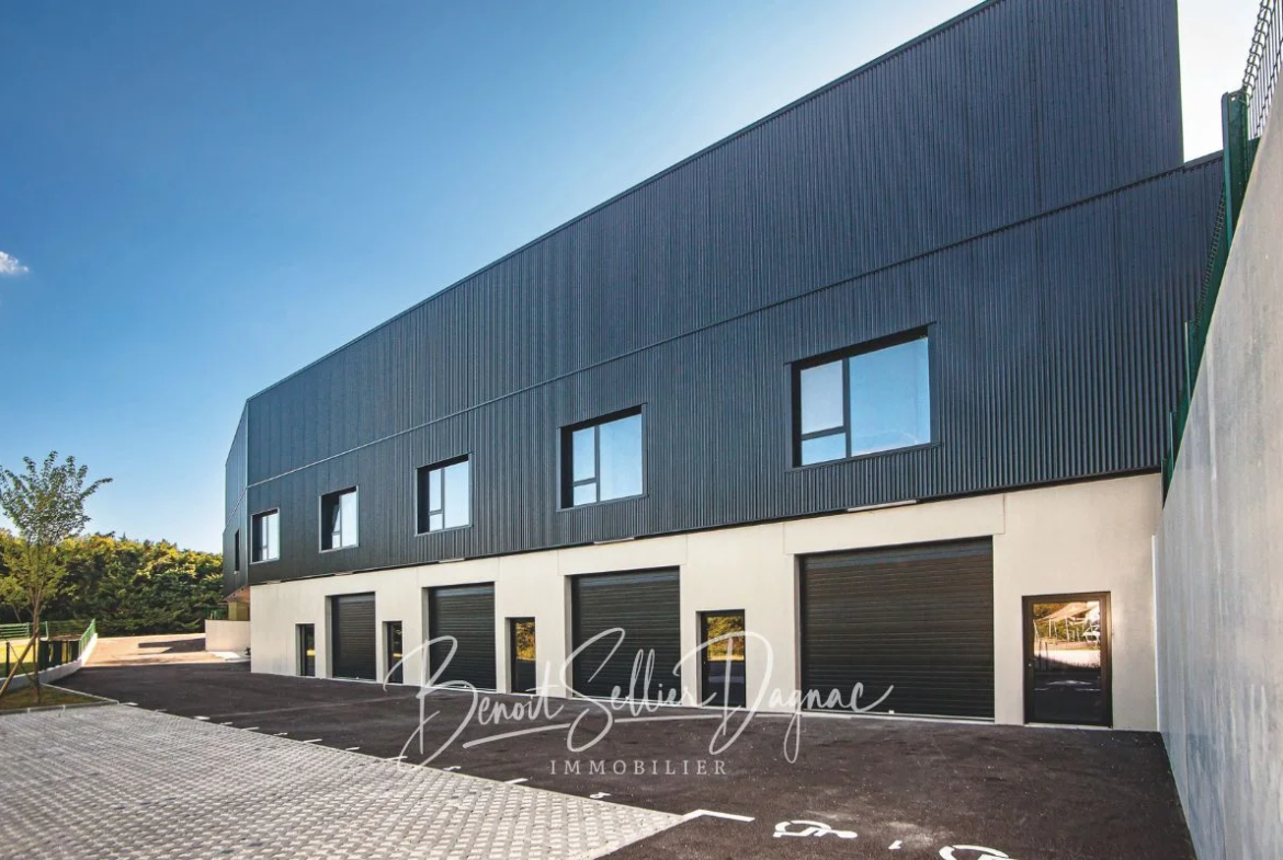 Façade moderne d’un local d’activité neuf à Charvonnex, programme Les Passerelles