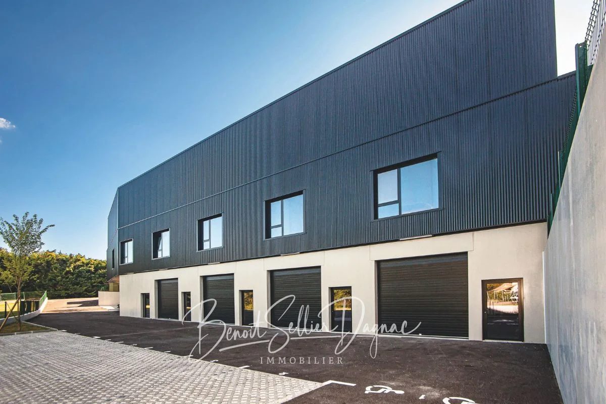 Façade moderne d’un local d’activité neuf à Charvonnex, programme Les Passerelles