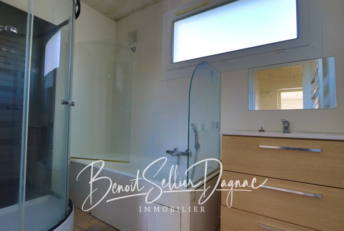 Salle de bain avec baignoire et douche maison à La Balme de Sillingy