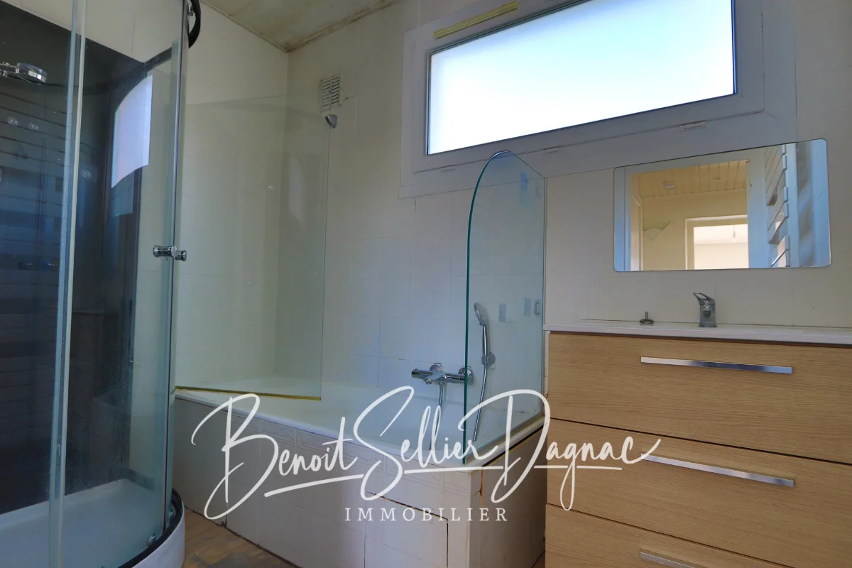 Salle de bain avec baignoire et douche maison à La Balme de Sillingy