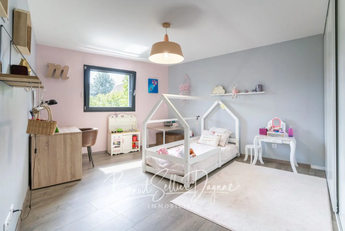 Grande chambre d'enfant avec rangements