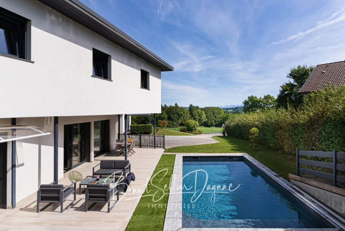 Piscine en bordure de terrasse avec vue sur la verdure à Cuvat