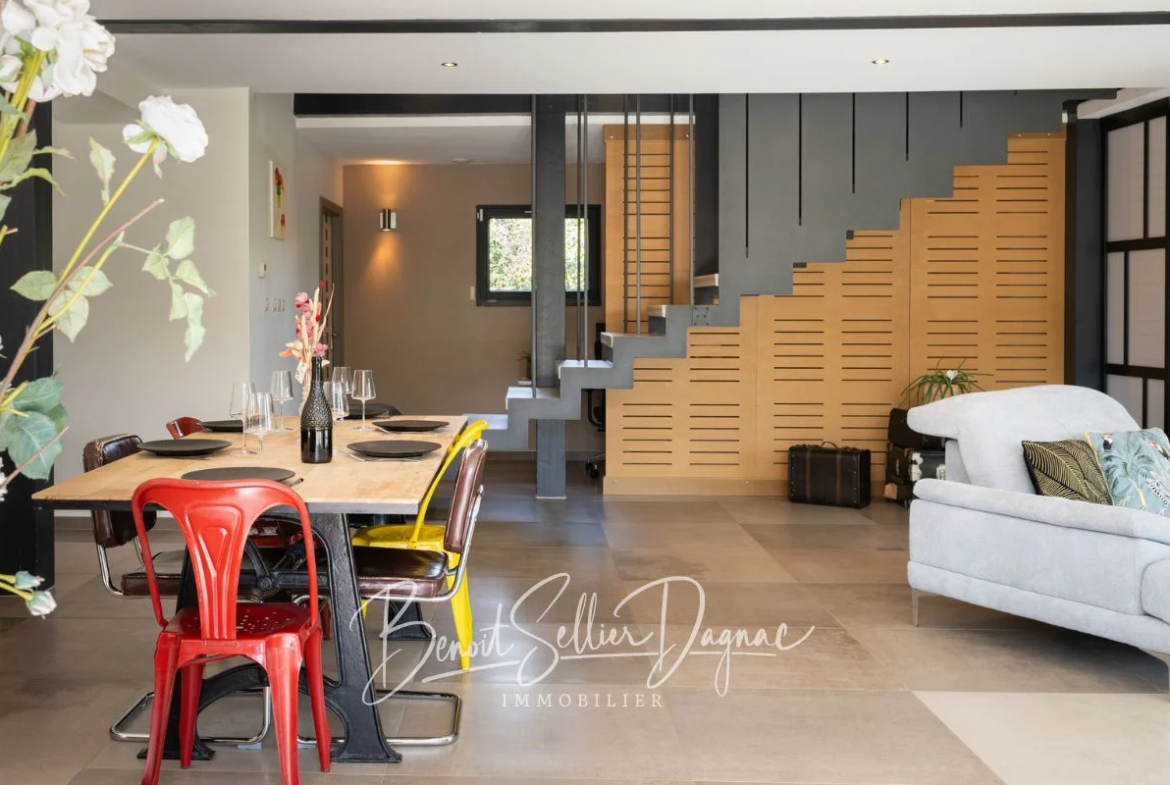 Salon et salle à manger modernes dans la villa haut de gamme à Cuvat