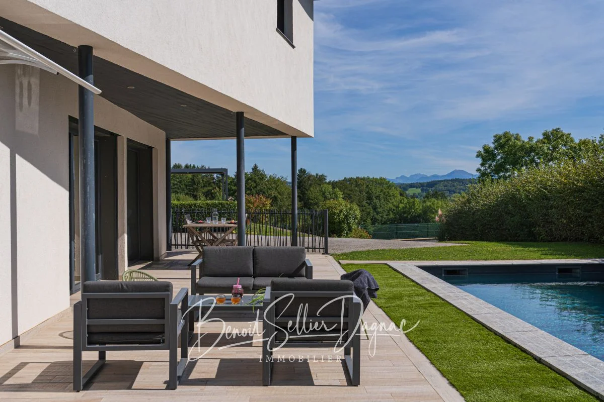 Terrasse avec salon extérieur, piscine et vue panoramique sur les montagnes à Cuvat