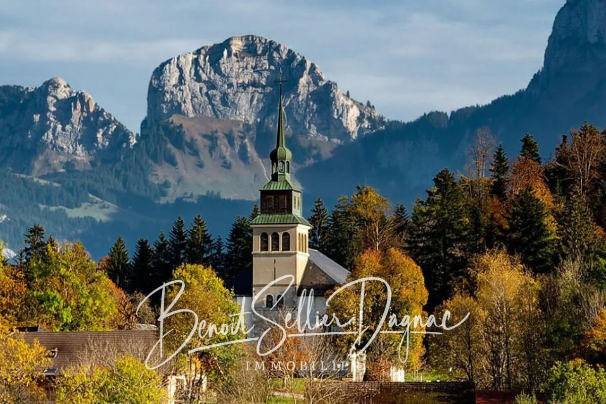 Église Saint-Jean-Baptiste d’Évires en Haute-Savoie, avec en arrière-plan le Roche Parnal et la montagne de Sous-Dîne – photo Serge Bocquet