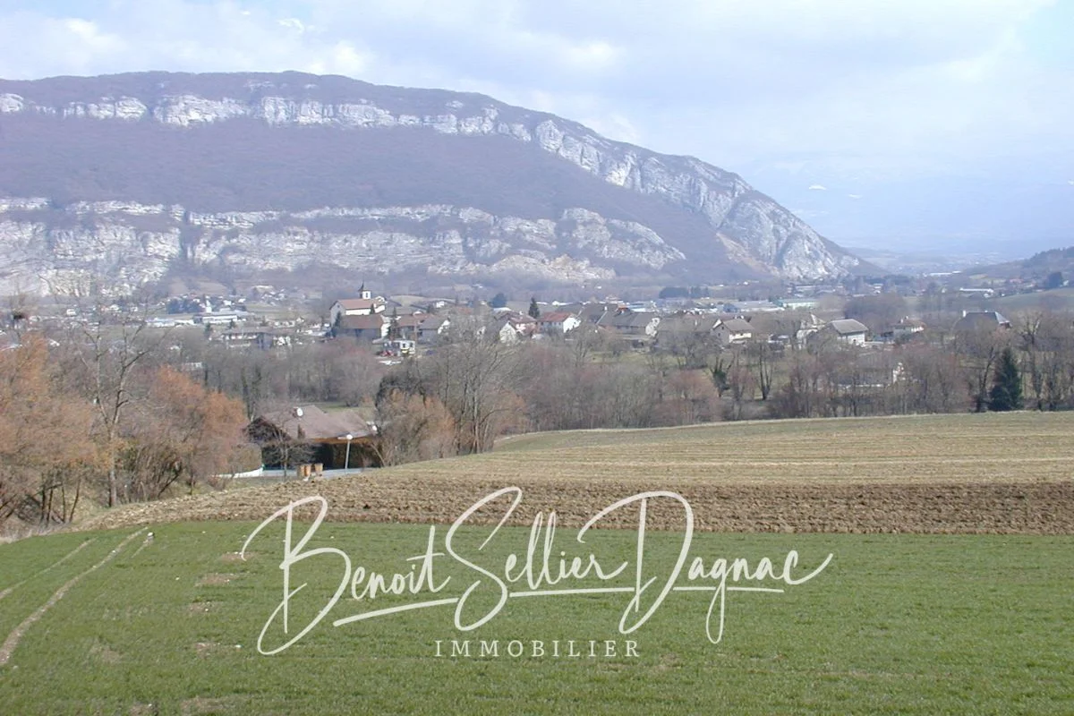 Vue panoramique depuis Sillingy avec la montagne de la Mandallaz en arrière-plan – Haute-Savoie