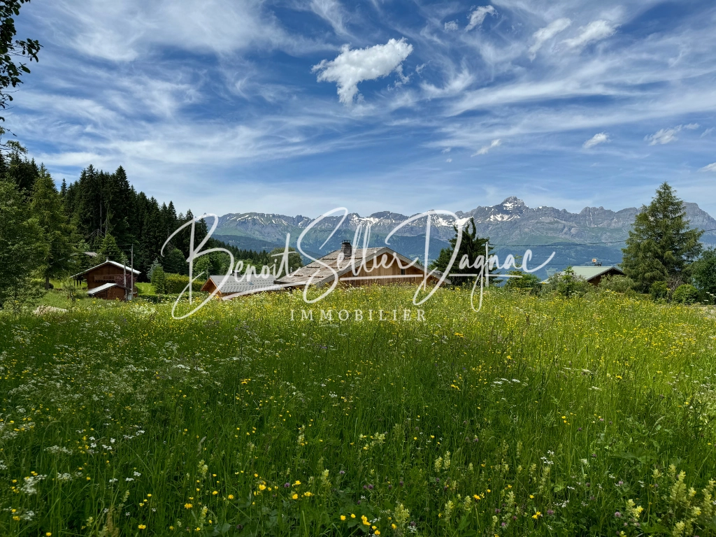 Vue du terrain sur sa partie est pour construction d’un chalet dans les Alpes