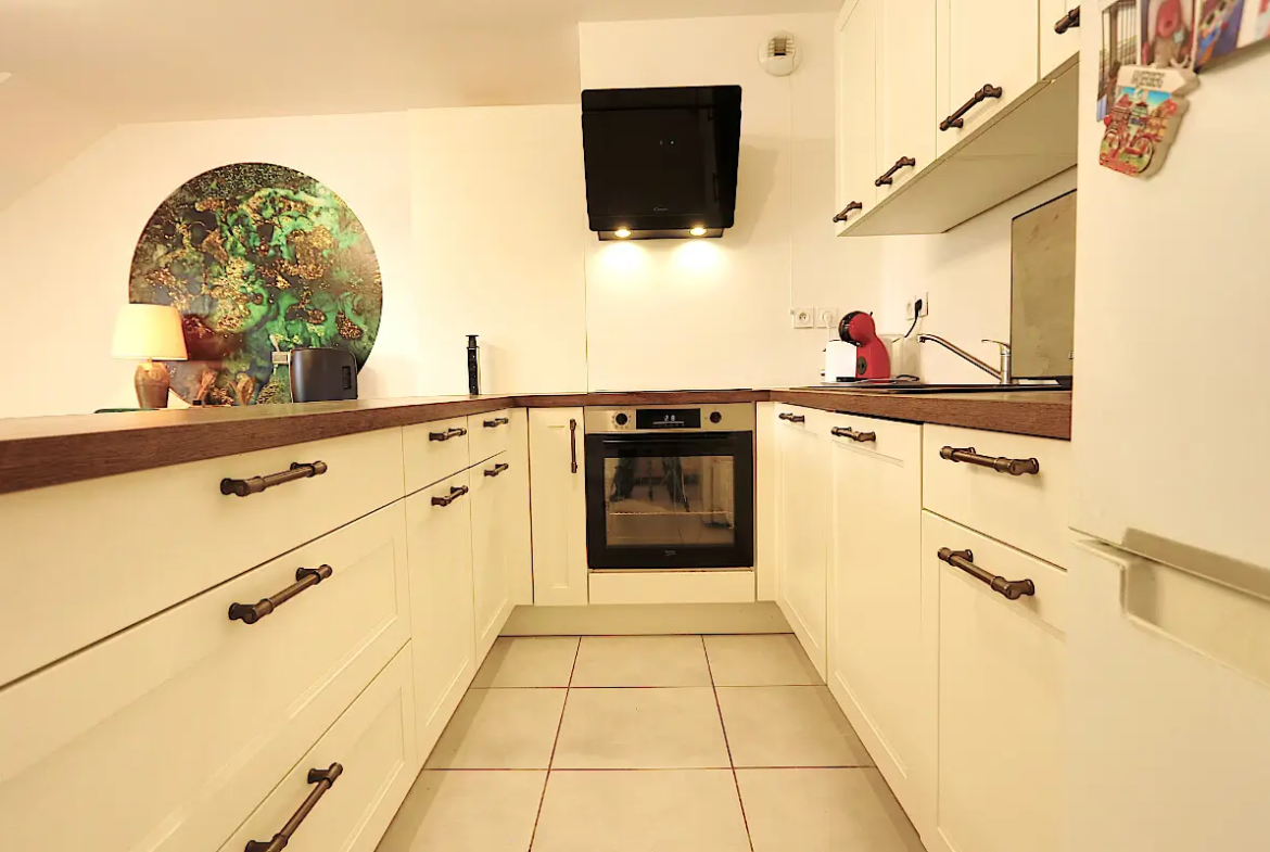 Cuisine d’un appartement T4 de 79,89 m² à vendre au dernier étage à Bonneville