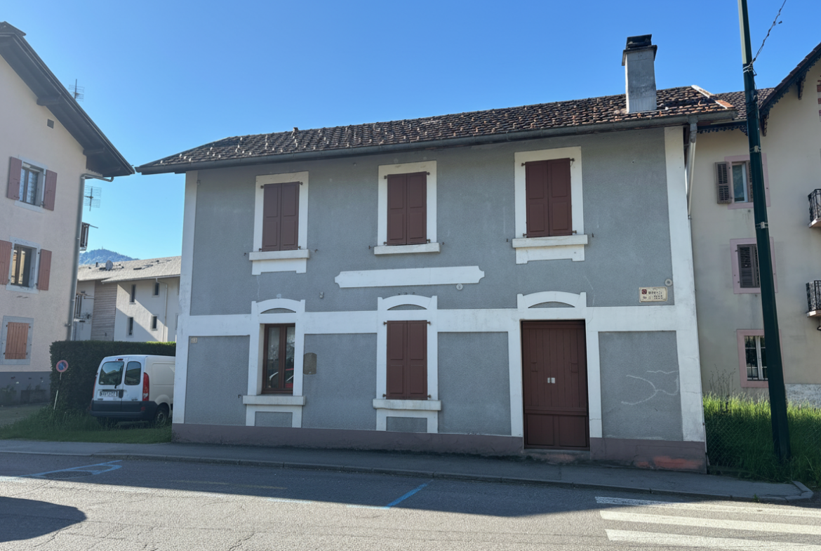 Façade de l’ancienne gare de Taninges à vendre en Haute-Savoie