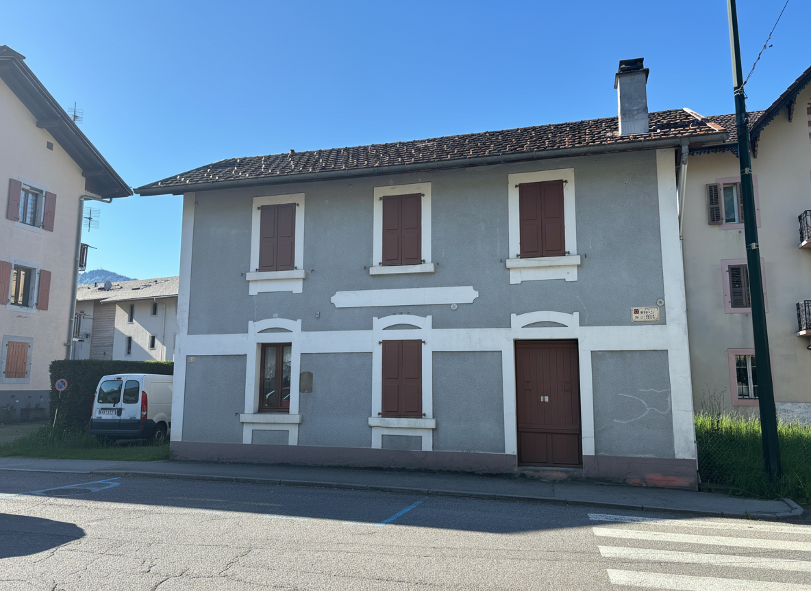 Façade de l’ancienne gare de Taninges à vendre en Haute-Savoie