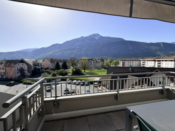 Terrasse d’un appartement en dernier étage à Bonneville avec vue montagne