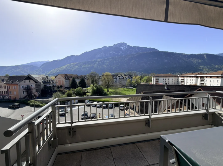 Terrasse d’un appartement en dernier étage à Bonneville avec vue montagne