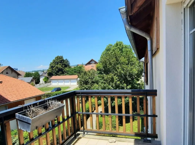 Balcon d’un appartement à vendre situé au dernier étage à Villy-le-Pelloux