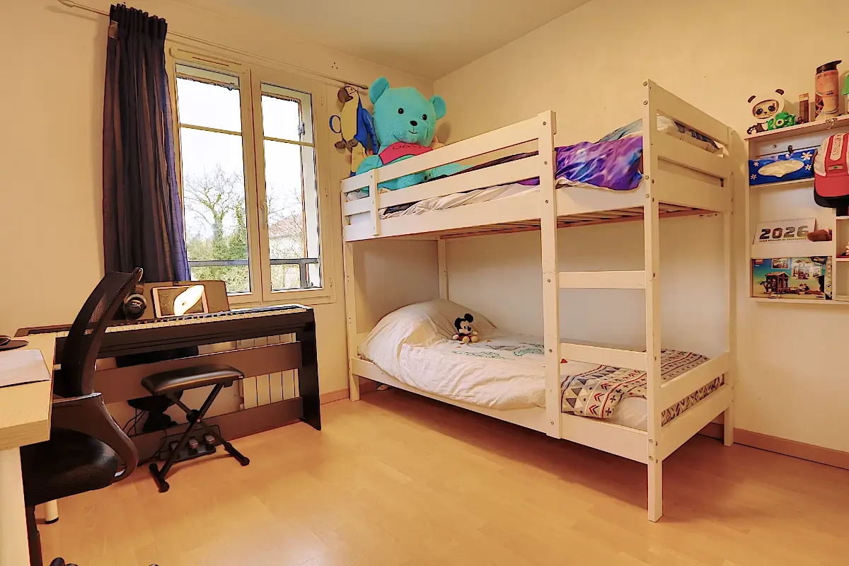Chambre d’un appartement T4 de 82 m² situé au dernier étage à Villy-le-Pelloux